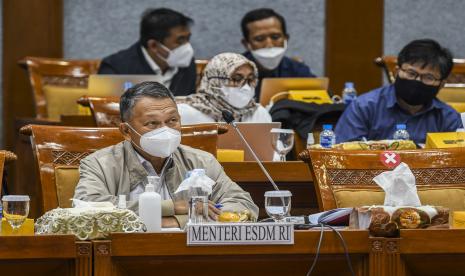 Menteri Energi dan Sumber Daya Mineral Arifin Tasrif (kiri) memberikan paparannya saat mengikuti Rapat Kerja dengan Komisi VII DPR di Kompleks Parlemen, Senayan, Jakarta, Selasa (9/8/2022). Rapat kerja tersebut membahas progres realisasi entitas khusus batubara serta membahas strategi dan kebijakan pemenuhan Domestic Market Obligation (DMO) batubara untuk PT PLN (Persero). 