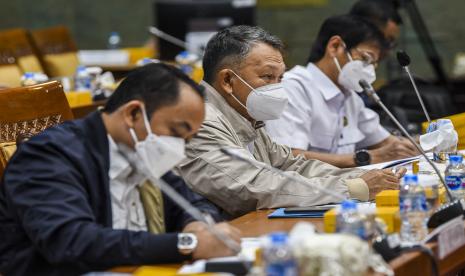 Menteri Energi dan Sumber Daya Mineral Arifin Tasrif (tengah) memberikan paparannya saat mengikuti Rapat Kerja dengan Komisi VII DPR di Kompleks Parlemen, Senayan, Jakarta, Selasa (9/8/2022). Rapat kerja tersebut membahas progres realisasi entitas khusus batubara serta membahas strategi dan kebijakan pemenuhan Domestic Market Obligation (DMO) batubara untuk PT PLN (Persero). 