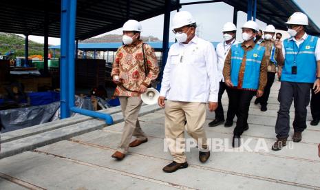 Menteri Energi dan Sumber Daya Mineral (ESDM) Arifin Tasrif (kedua kiri) didampingi Wali Kota Solo Gibran Rakabuming Raka (tengah) mengunjungi lokasi proyek Pembangkit Listrik Tenaga Sampah (PLTSa) di Tempat Pembuangan Akhir (TPA) Putri Cempo, Mojosongo, Solo, Jawa Tengah, Selasa (25/1/2022). Dalam kunjungan kerjanya, Menteri ESDM Arifin Tasrif menargetkan PLTSa TPA Putri Cempo Solo dapat beroperasi penuh pada Desember tahun 2022 dengan tahapan produksi listrik mulai Bulan April 2022 berkapasitas 2 Megawatt, sehingga diharapkan pada Desember 2022 mampu memproduksi listrik sebesar 8 Megawatt.