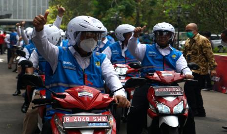 Menteri Energi dan Sumber Daya Mineral (ESDM) Arifin Tasrif (kiri) mengikuti parade sepeda motor konversi BBM ke listrik di Royal Ambarukmo, Sleman, D.I Yogyakarta, Rabu (23/3/2022). Parade yang menjadi rangkaian kegiatan G20 di Yogyakarta tersebut guna mengenalkan sepeda motor BBM yang dikonversi menggunakan tenaga listrik