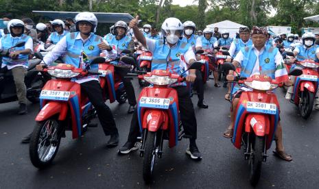 Menteri Energi dan Sumber Daya Mineral (ESDM) Arifin Tasrif (tengah)?didampingi Gubernur Bali Wayan Koster (kanan) dan Direktur Utama PLN Darmawan Prasodjo (kiri) bersiap mengendarai sepeda motor konversi saat kegiatan Parade Konversi Sepeda Motor BBM ke Listrik di Nusa Dua, Badung, Bali, Kamis (1/9/2022). Parade sepeda motor hasil konversi dari yang sebelumnya menggunakan BBM menjadi kendaraan listrik tersebut diselenggarakan sebagai rangkaian Pertemuan Energy Transitions Working Group (ETWG) G20 di Bali sekaligus untuk mengkampanyekan penggunaan kendaraan listrik guna mendukung transisi menuju energi bersih. 