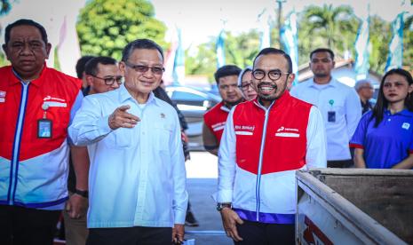 Menteri Energi dan Sumber Daya Mineral (ESDM) Arifin Tasrif bersama Kepala BPH Migas Erika Retnowati didampingi oleh Direktur Utama PT Pertamina Patra Niaga, Riva Siahaan dan Direktur Utama PT Kilang Pertamina Internasional melakukan peninjauan ke Kilang Pertamina Refinery Unit IV Cilacap dan SPBU di Kabupaten Cilacap.