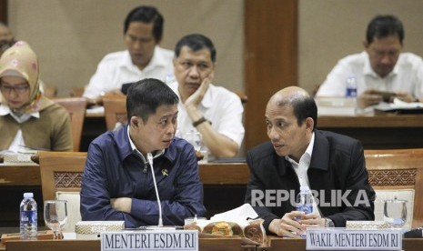 Menteri Energi dan Sumber Daya Mineral (ESDM) Ignasius Jonan (kiri) berbincang dengan Wakil Menteri ESDM Arcandra Tahar (kanan) sebelum mengikuti rapat kerja dengan Komisi VII DPR di Kompleks Parlemen, Senayan, Jakarta, Senin (11/2/2019). 