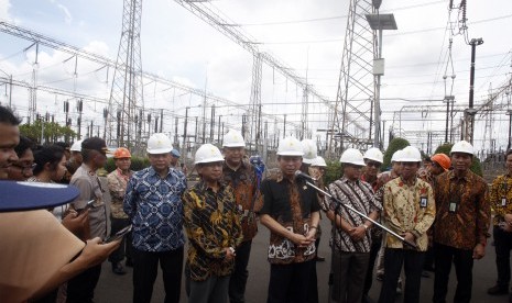 [ilustrasi] Menteri Energi dan Sumber Daya Mineral (ESDM) Ignasius Jonan (tengah) didampingi jajaran direksi PT PLN (Persero) dan Kementrian ESDM memberikan keterangan pers seusai meninjau Pusat Pengatur Beban (P2B) Jawa Bali di Gandul, Depok, Jawa Barat, Jumat (12/4/2019). 