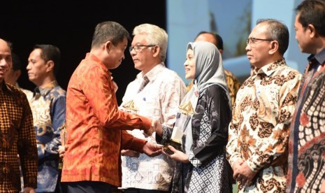 Menteri Energi Dan Sumber Daya Mineral (ESDM) Ignasius Jonan, secara langsung menyerahkan penghargaan kepada Kepala Pabrik AQUA Bekasi Nuning Septinawati, Jumat (27/9) di Jakarta. 