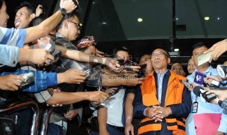 Menteri Energi dan Sumber Daya Mineral (ESDM) Jero Wacik mengenakan rompi tahanan usai menjalani pemeriksaan lanjutan di Gedung KPK, Jakarta, Selasa (5/5). (Republika/Agung Supriyanto)