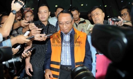 Menteri Energi dan Sumber Daya Mineral (ESDM) Jero Wacik mengenakan rompi tahanan usai menjalani pemeriksaan lanjutan di Gedung KPK, Jakarta, Selasa (5/5). (Republika/Agung Supriyanto)