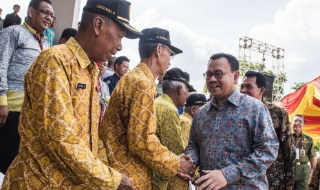 Menteri Energi dan Sumber Daya Mineral (ESDM) Sudirman Said (kedua kiri) bersama Dirjen Migas ESDM IGN Wiratmaja Puja (kedua kanan), Presiden Direktur Pertagas Hendra Jaya (kanan), Direktur SDM dan Umum PT Pertamina (Persero) Dwi Wahyu Daryoto (kiri), dan 