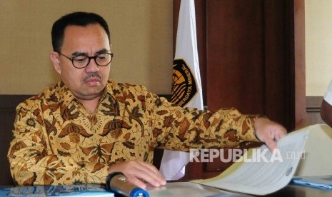 Menteri Energi dan Sumber Daya Mineral (ESDM) Sudirman Said menyampaikan paparannya tekait capaian kinerja sub sektor pertambangan mineral dan batu bara di Gedung Kementerian ESDM, Jakarta, Kamis (21/7)