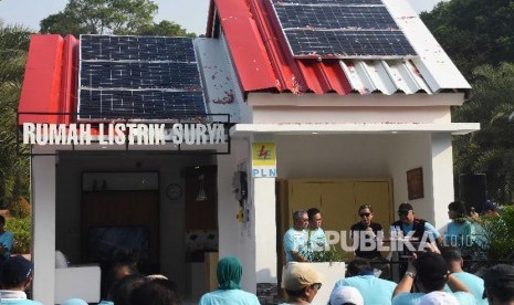 Menteri Energi dan Sumber Daya Mineral Ignasius Jonan (ketiga kiri) dan Plt Dirut PLN Djoko Abumanan (kedua kanan) berbincang dengan pengguna listrik tenaga surya seusai meninjau 