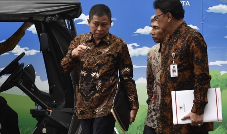 Menteri Energi dan Sumber Daya Mineral Ignasius Jonan (kiri) berbincang dengan Menteri Dalam Negeri Tjahjo Kumolo (kanan) dan Wakil Menteri Luar Negeri AM Fachir (tengah) usai rapat Tim Penilai Akhir (TPA) pergantian pejabat eselon Kementerian dan Lembaga di Kompleks Istana Kepresidenan, Jakarta, Selasa (5/9).