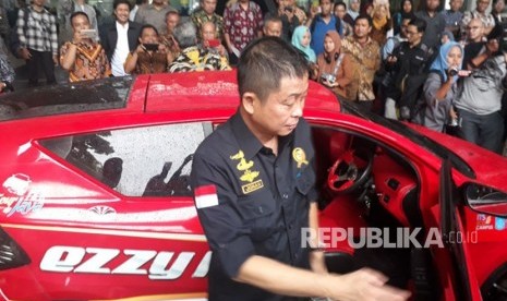 Menteri Energi dan Sumber Daya Mineral Ignasius Jonan saat melakukan melakukan test drive mobil listrik Ezzy II buatan mahasiswa ITS di Kampus ITS Surabaya, Jumat (9/2)