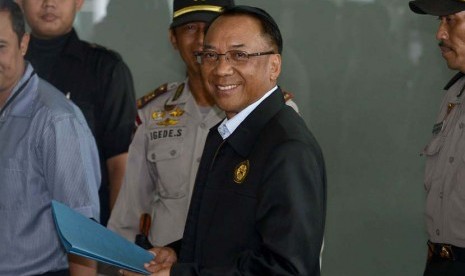 Menteri Energi dan Sumber Daya Mineral, Jero Wacik memenuhi panggilan Komisi Pemberantasan Korupsi (KPK) saat tiba di Gedung KPK, Jakarta, Senin (9/6).