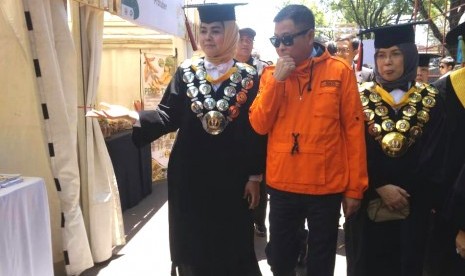 Menteri Energi dan Sumber Daya Mineral RI Ignasius Jonan (tengah) didampingi Wakil Rektor Bidang Riset, Kerjasama, Inovasi, dan Korporasi Akademik Unpad Keri Lestari (kiri), saat mengunjungi stand produk hilirisasi dan hasil riset pada rangkaian Dies Natalis Unpad ke-62 di Kampus Unpad, Jalan Dipatiukur, Kota Bandung, Rabu (11/9). 