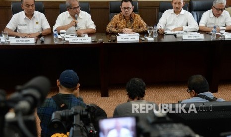  Menteri Energi dan Sumber Daya Mineral Sudirman Said (tengah) memberikan keterangan pers menindak lanjuti putusan Presiden tentang Blok Masela di gedung Kementerian ESDM, di Jakarta, Kamis (24/3). Republika/Yasin Habibi)