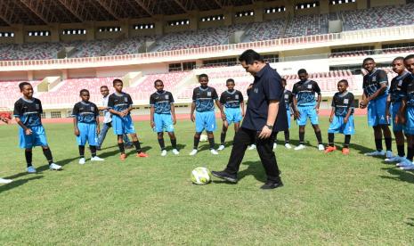  Erick Thohir Terlibat Aktif dalam Kepengurusan Sepak Bola. Foto:  Menteri Erick Thohir bermain sepak bola bersama anak-anak disela peresmian Papua Football Academy di Stadion Lukas Enembe, Kabupaten Jayapura, Papua, Rabu (31/8/2022).