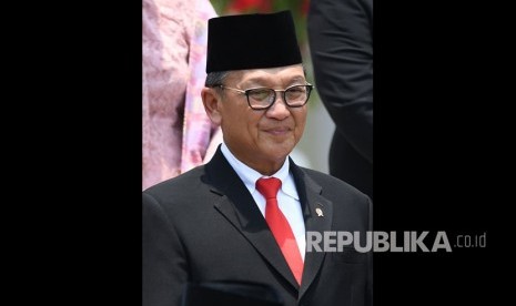 Menteri ESDM Arifin Tasrif bersiap mengikuti foto bersama seusai pelantikan menteri Kabinet Indonesia Maju di Beranda Halaman Istana Merdeka, Jakarta, Rabu (23/10/2019).