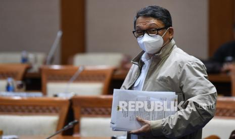 Menteri ESDM Arifin Tasrif bersiap mengikuti Rapat Kerja bersama Komisi VII DPR di Kompleks Parlemen Senayan, Jakarta, Rabu (26/8/2020). Raker tersebut membahas laporan keuangan Kementerian ESDM tahun anggaran 2019.