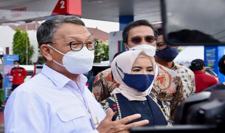 Menteri ESDM Arifin Tasrif dan Direktur Utama Pertamina Nicke Widyawati meninjau Green Energy Station milik PT Pertamina (Persero) di Denpasar, Bali, Selasa (30/8).