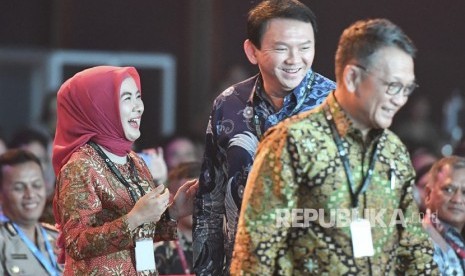 Menteri ESDM Arifin Tasrif (kanan) bersama Direktur Utama PT Pertamina (Persero) Nicke Widyawati (kiri) dan Komisaris Utama Basuki Tjahaja Purnama (tengah) menghadiri pembukaan Pertamina Energy Forum 2019 di Jakarta, Selasa (26/11/2019). 