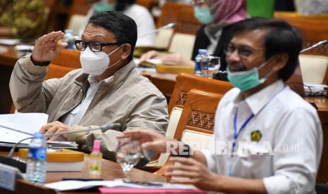 Menteri ESDM Arifin Tasrif (kiri) dan Dirjen Ketenagalistrikan Kementerian ESDM Rida Mulyana (kanan). Rida Mulyana menjelaskan pandemi Covid-19 telah berdampak pada pembangunan infrastruktur, termasuk pembangkit listrik. Terbatasnya pergerakan orang dan barang membuat pembangkit yang semestinya banyak beroperasi pada tahun ini mundur.