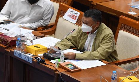 Menteri ESDM Arifin Tasrif mengikuti rapat kerja dengan Komisi VII DPR di Kompleks Parlemen, Senayan, Jakarta, Kamis (26/8/2021). Rapat itu membahas laporan keuangan pemerintah pusat dalam APBN tahun anggaran 2020. 