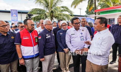 Menteri ESDM Bahlil Lahadalia dan Direktur Utama Pertamina Patra Niaga Riva Siahaan dan Kepala BPH Migas Erika Retnowati mengecek ketersediaan pasokan BBM di Ambon