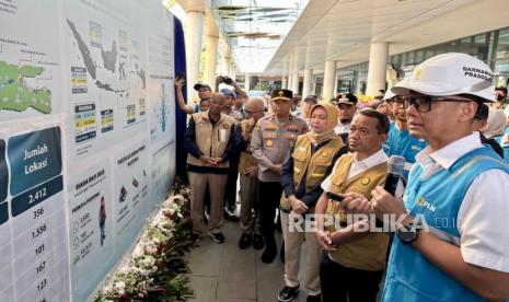 Menteri ESDM Bahlil Lahadalia menginspeksi SPKLU di Pelabuhan Merak, Banten. Ia mengapresiasi kesiapan PLN menyambut mudik Lebaran 2025. 