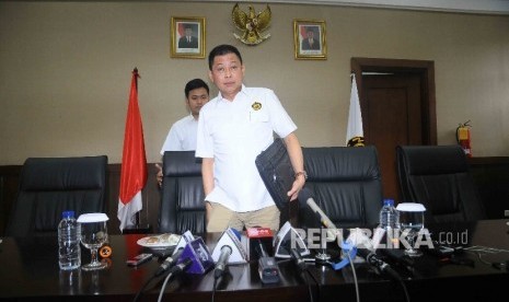 Menteri ESDM Ignasius Jonan bersiap memberikan keterangan kepada wartawan terkait Usaha Pertambangan Mineral dan Batu Bara di Gedung ESDM, Jakarta, Kamis (12/1).