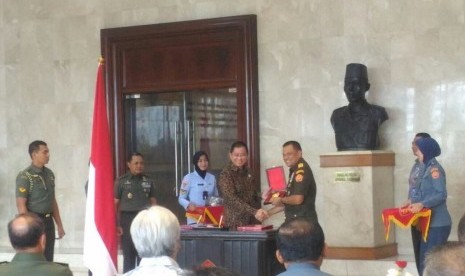 Menteri ESDM Ignasius Jonan dan Panglima TNI Jenderal Gatot Nurmantyo melakukan penandatanganan nota kesepahaman antara TNI dan Kementerian ESDM dalam kerja sama eksplorasi migas di Mabes TNI Cilangkap, Jumat (14/7).