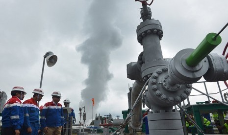 Menteri ESDM Ignasius Jonan (kanan) berbincang dengan Gubernur Sulut Olly Dondokambey (kiri) dan Direktur Operasi Pertamina Geothermal Energy Ali Mundakir (tengah) saat meninjau PLTP Lahendong unit 5 dan 6 di Tomohon, Sulawesi Utara, Sabtu (26/11).