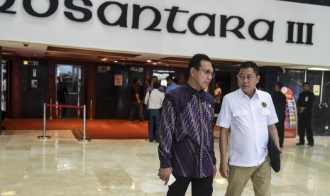 Menteri ESDM Ignasius Jonan (kanan) berbincang dengan Ketua Komisi VII DPR Gus Irawan Pasaribu (kiri) seusai melakukan pertemuan dengan Wakil Ketua DPR Agus Hermanto di Kompleks Parlemen, Senayan, Jakarta, Senin (20/2). 