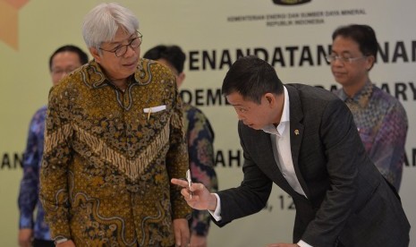 The Energy and Mineral Resources Minister Ignasius Jonan (right) accompanied by Director General of Mineral and Coal Bambang Gatot Ariyono (two from right) signed the revision of of coal mining contracts (PKP2K), Jakarta, Wednesday (April 12).