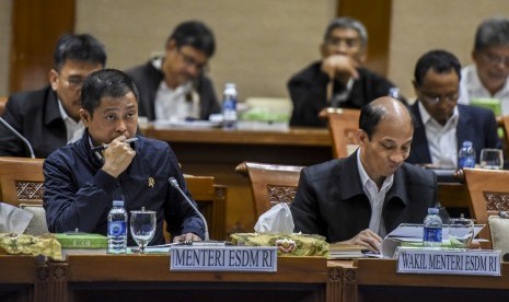 Menteri ESDM Ignasius Jonan (kiri) bersama Wakil Menteri Arcandra Tahar (kanan) mengikuti rapat kerja dengan Komisi VII DPR di Kompleks Parlemen Senayan, Jakarta, Senin (9/10). 