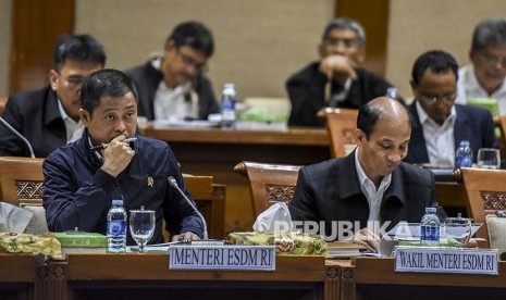 Menteri ESDM Ignasius Jonan (kiri) bersama Wakil Menteri Arcandra Tahar (kanan) mengikuti rapat kerja dengan Komisi VII DPR di Kompleks Parlemen Senayan, Jakarta, Senin (9/10). Rapat tersebut membahas hasil renegoisasi kontrak PT Freeport Indonesia dalam divestasi saham serta pembangunan Smelter dan relinquishment. 