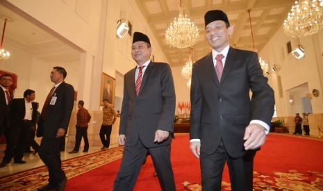 Menteri ESDM Ignasius Jonan (kiri) bersama Wamen ESDM Arcandra Tahar (kanan) meninggalkan ruangan seusai upacara pelantikan di Istana Negara, Jakarta, Jumat (14/10). 