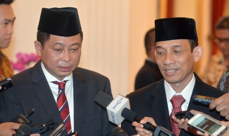 Menteri ESDM Ignasius Jonan (kiri) dan Wamen ESDM Arcandra Tahar (kanan) menjawab pertanyaan wartawan seusai upacara pelantikan di Istana Negara, Jakarta, Jumat (14/10). 