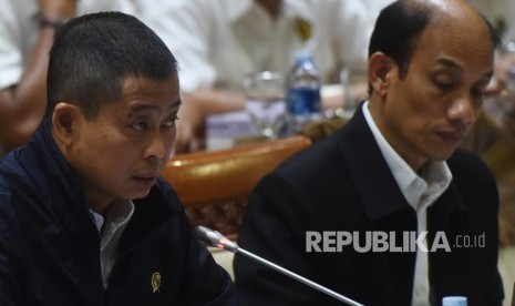 Menteri ESDM Ignasius Jonan (kiri) didampingi Wakil Menteri Archandra Tahar (kanan) menyampaikan pandangannya dalam rapat kerja dengan Komisi VII DPR di Kompleks Parlemen, Senayan, Jakarta, Selasa (5/12).