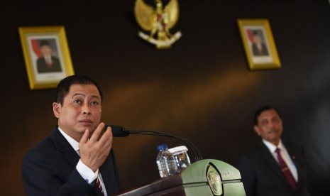 Menteri ESDM Ignasius Jonan (kiri) menyampaikan pidato disaksikan Menko Maritim yang juga pejabat lama Plt Menteri ESDM Luhut Binsar Pandjaitan (kanan) dalam acara serah terima jabatan (sertijab) di Jakarta, Senin (17/10).