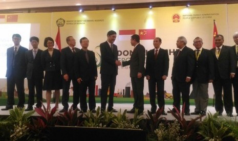 Menteri ESDM Ignasius Jonan melakukan MoU dengan dewan energi China untuk bisa meningkatkan kerjasama di bidang energi antara dua negara di Hotel JW. Marriot, Senin (13/11). 