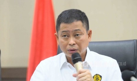 Menteri ESDM Ignasius Jonan memberikan keterangan kepada wartawan terkait Usaha Pertambangan Mineral dan Batu Bara di Gedung ESDM, Jakarta, Kamis (12/1).