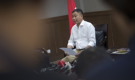 Menteri ESDM Ignasius Jonan memberikan keterangan pers terkait tarif tenaga listrik di gedung Kementerian ESDM, Jakarta, Rabu (21/6). 