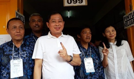 Menteri ESDM, Ignasius Jonan, menggunakan hak pilihnya untuk Pemilu 2019 melalui TPS 099 di SDN Bapem, Cipete Utara, Rabu (17/4).