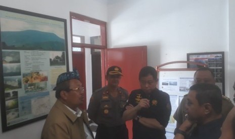 Menteri ESDM, Ignasius Jonan meninjau pos ormantauan gunung api Tangkuban Perahu, Selasa (27/8).