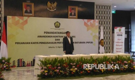 Menteri ESDM, Ignasius Jonan menyaksikan penandatanganan Amandemen Kontrak Karya dan PKP2B para perusahaan pertambangan pemegang KK dan PKP2B di Kementerian ESDM, Rabu (12/4).