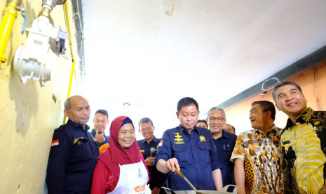 Menteri ESDM Ignasius Jonan meresmikan sambungan jargas gratis untuk masyarakat Cirebon.