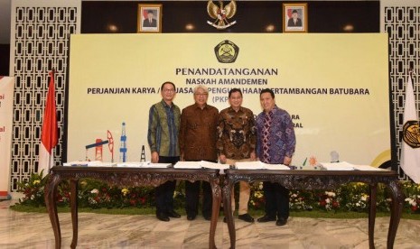 Menteri ESDM Ignasius Jonan (tengah) berbincang dengan Dirjen Minerba Kementerian ESDM Bambang Gatot Ariyono (kiri) dan Presiden Direktur PT Adaro Energy Tbk Garibaldi Thohir (kanan) seusai penandatanganan amandemen Kontrak Perjanjian Karya Pengusahaan Pertambangan Batubara (PKP2B) Generasi III di Jakara, Selasa (14/11). Dari 14 perusahaan yang menandatangani amandemen, tujuh perusahaan merupakan anak perusahaan Adaro Group yaitu PT Lahai Coal, PT Juloi Coal, PT Pari Coal, PT Ratah Coal, PT Maruwai Coal, PT Sumber Barito Coal dan PT Kalteng Coal. 