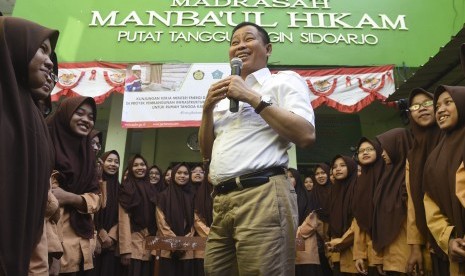 Menteri ESDM Ignasius Jonan (tengah) berdialog dengan para santriwati saat berkunjung ke Pondok Pesantren Manba'ul Hikam, Sidoarjo, Jawa Timur, Minggu (13/8). 