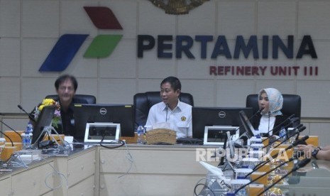 Menteri ESDM Ignasius Jonan (tengah) didampingi Direktur Utama Pertamina Nicke Widyawati (kanan) berdialog saat mengunjungi Pertamina Refinery Unit III Plaju, Palembang, Sumatera Selatan, Kamis (17/1/2019). 