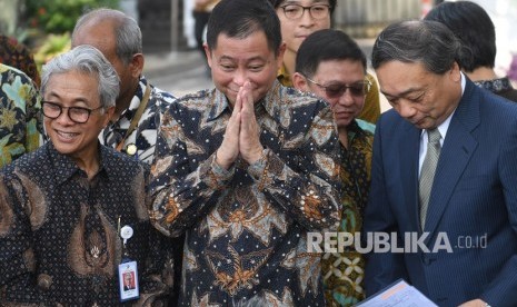 Menteri ESDM Ignasius Jonan (tengah) didampingi Kepala SKK Migas Dwi Sutjipto (kiri) dan CEO Inpex Takayuki Ueda (kanan) memberikan salam usai memberikan keterangan terkait pengelolaan Blok Masela di Jakarta, Selasa (16/7/2019). 